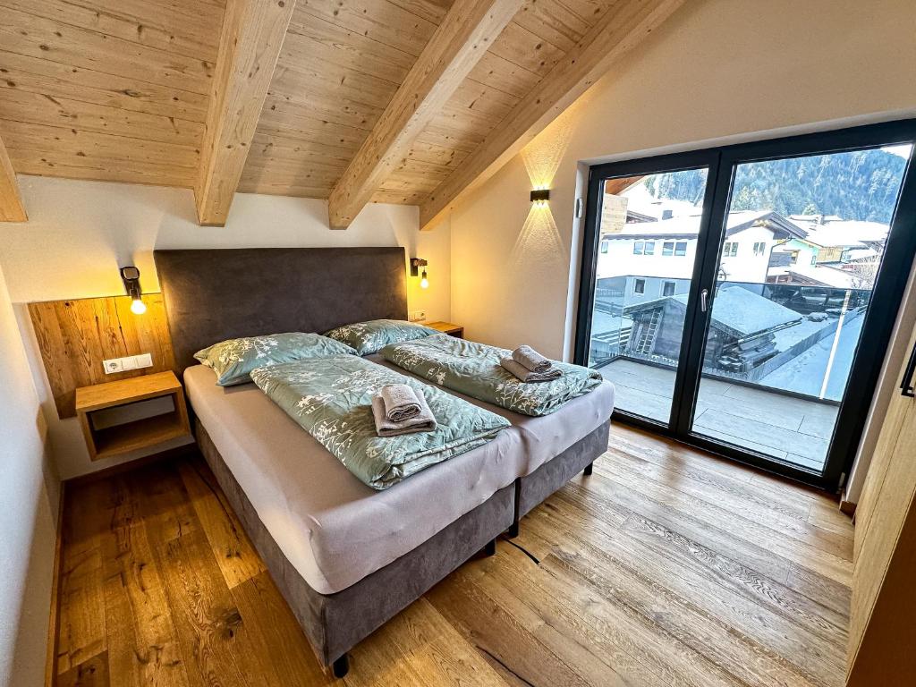 Postel nebo postele na pokoji v ubytování Our's Living Penthouse - private Sauna & Summercard near Kitzbüheler Alpen ski lift