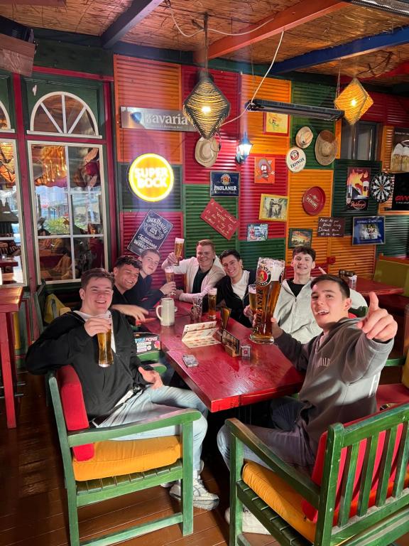un gruppo di persone seduti a un tavolo in un ristorante di Hostel Chilli a Tirana