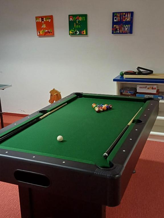 Biliár nebo kulečník v ubytování Hotel-Pension Hoferhaus