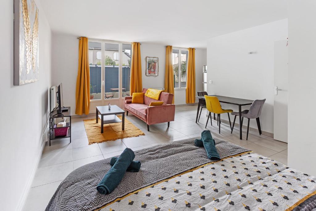 un salon avec un lit et une salle à manger dans l'établissement Le Petit Patio - Rénové, paisible et proche centre, à Nantes
