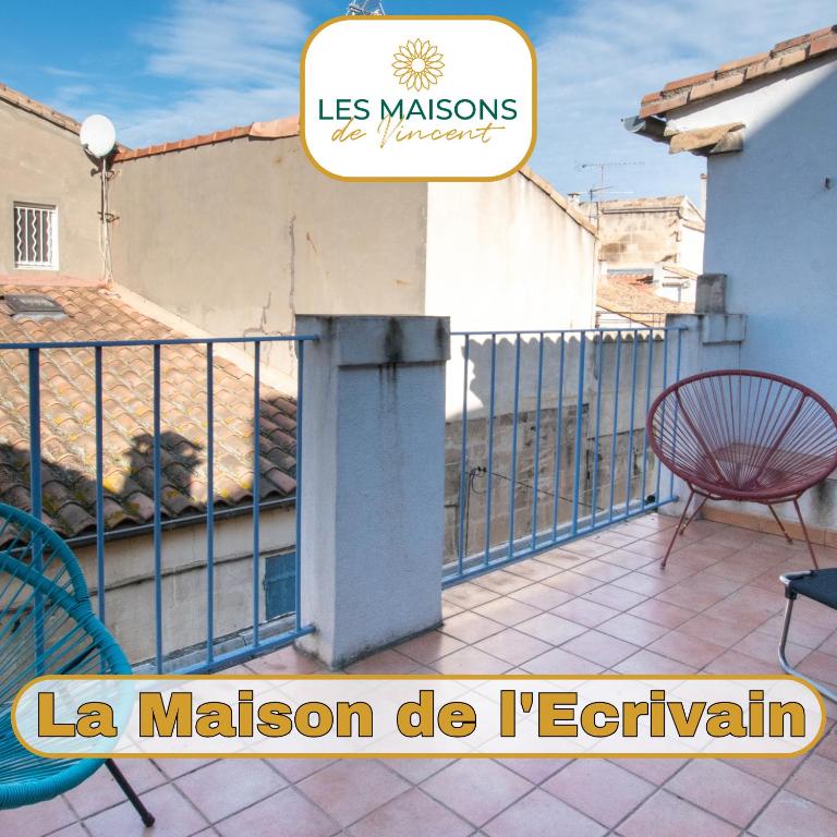 d'un balcon avec une chaise et un panneau indiquant la malcolm de fekun. dans l'établissement Ecrivain - Maison avec Terrasse, à Arles
