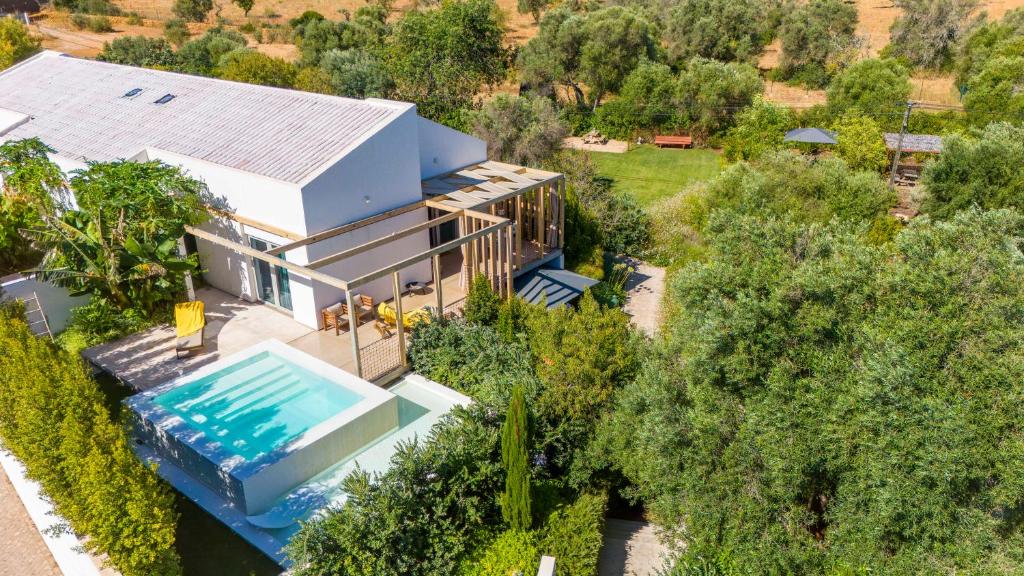 een luchtfoto van een huis met een zwembad bij Laranjal Farm House in Moncarapacho