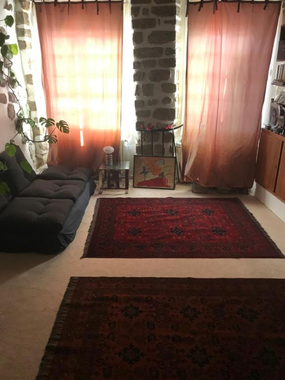 un salon avec un canapé et un tapis dans l'établissement Lanneau12, à Paris