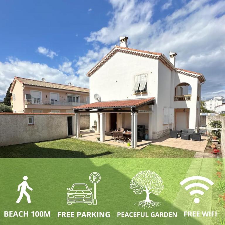 une maison avec un panneau de stationnement gratuit devant elle dans l'établissement Villa - 100 m - Beach - Free Parking, à Villeneuve-Loubet