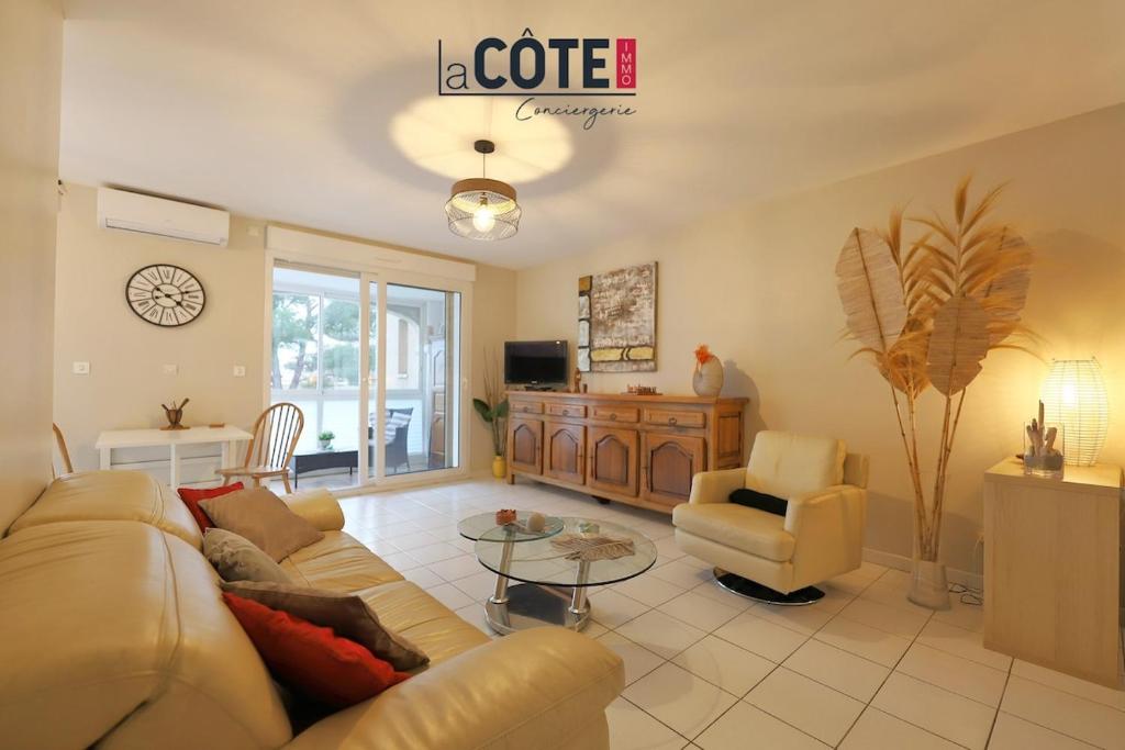 un salon avec un canapé et une table dans l'établissement Le Bathyscaphe, à Sausset-les-Pins