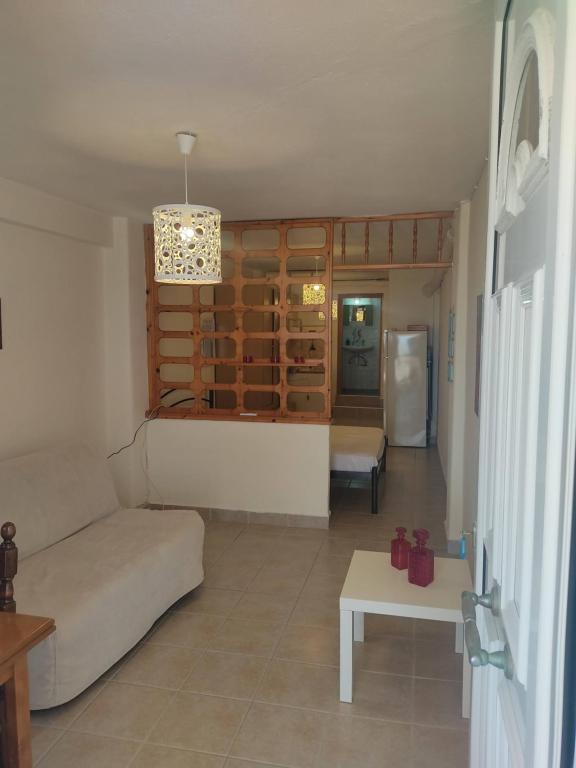 un soggiorno con un divano e un tavolo di Sand house 2 a Néa Péramos