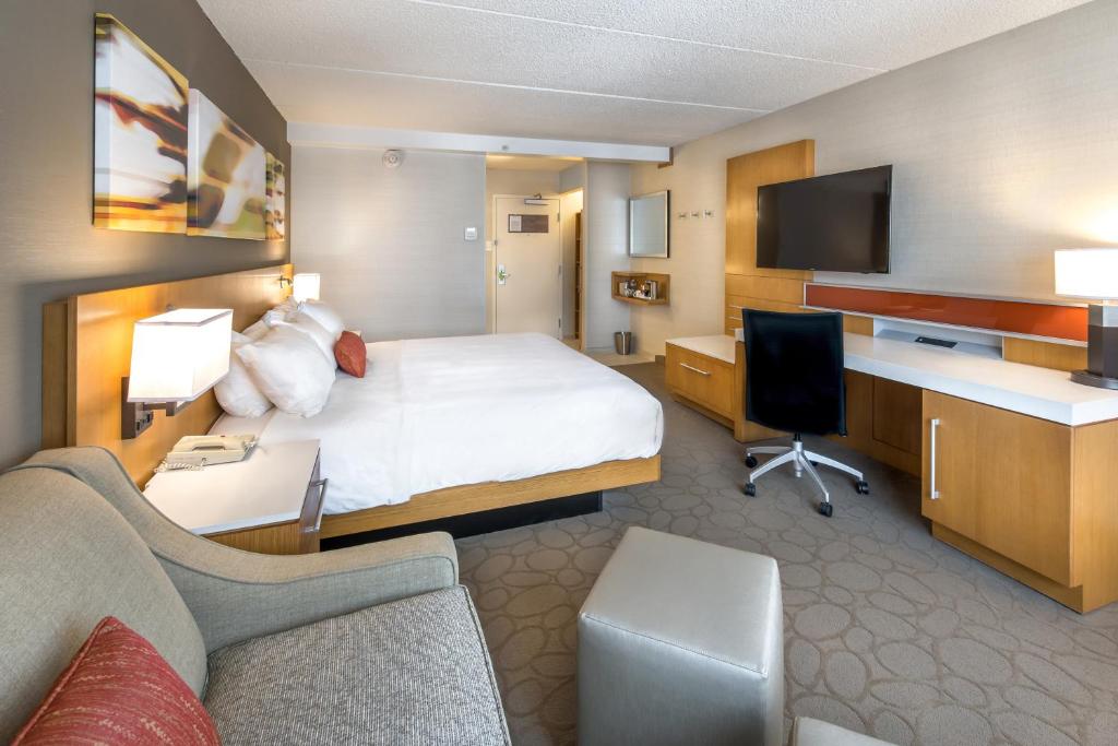 TV a/nebo společenská místnost v ubytování Delta Hotels by Marriott Utica