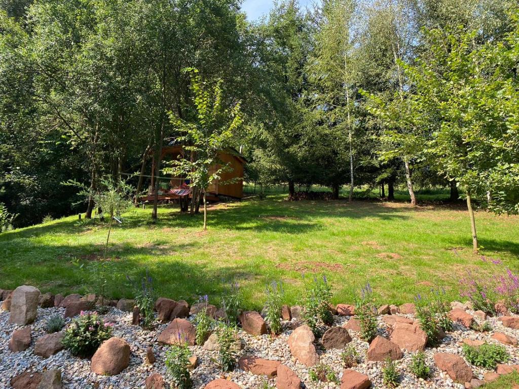 Vrt pred nastanitvijo Tiny Resort Chotěvice 1