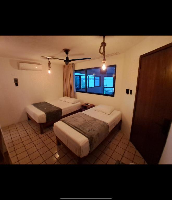 Una cama o camas en una habitación de Blue Caribe Bacalar Front Lagoon