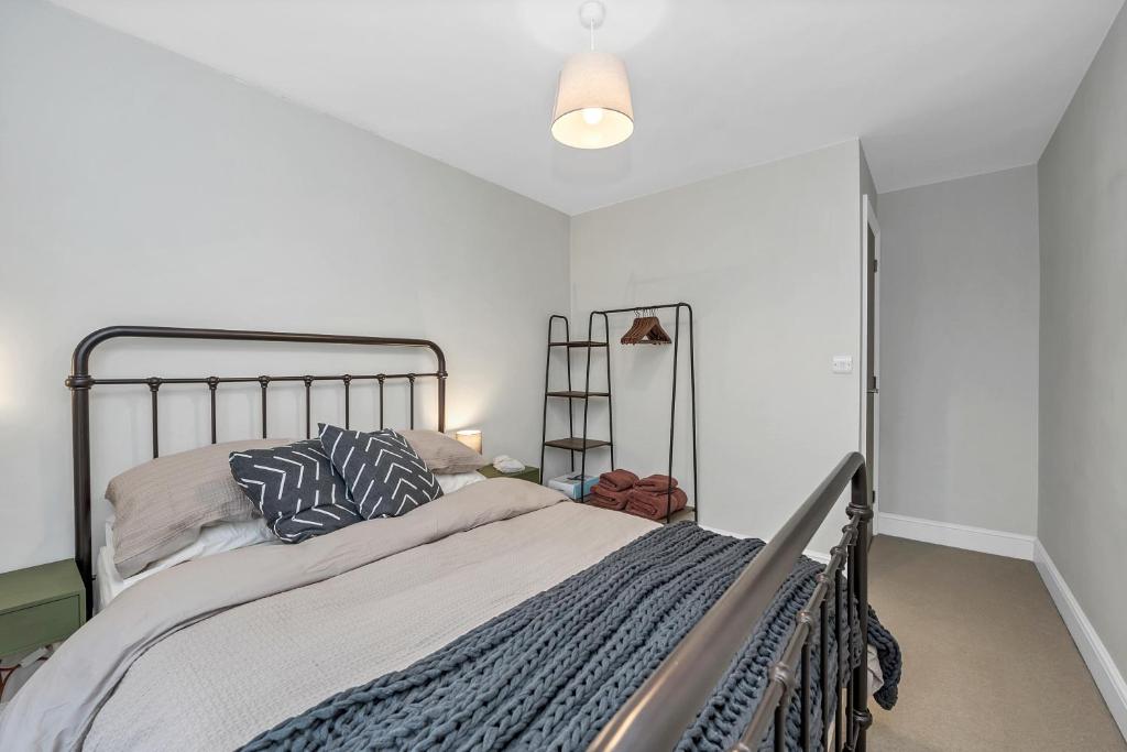 Katil atau katil-katil dalam bilik di 7D Albert St - sleeps 4 guests with parking on request