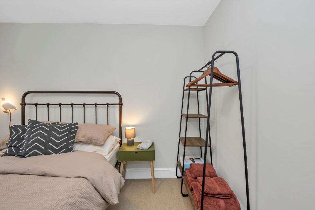 7D Albert St - sleeps 4 guests with parking on request 2