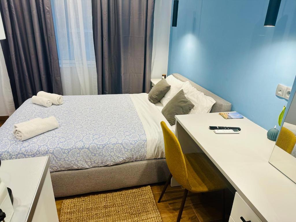 Postel nebo postele na pokoji v ubytování Blue Suite at Piraeus Port