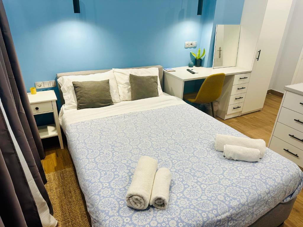 Postel nebo postele na pokoji v ubytování Blue Suite at Piraeus Port
