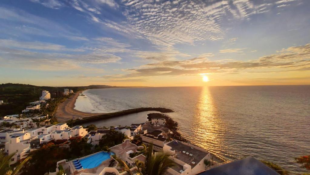 an aerial view of the ocean and a resort at Duplex de lujo in Same