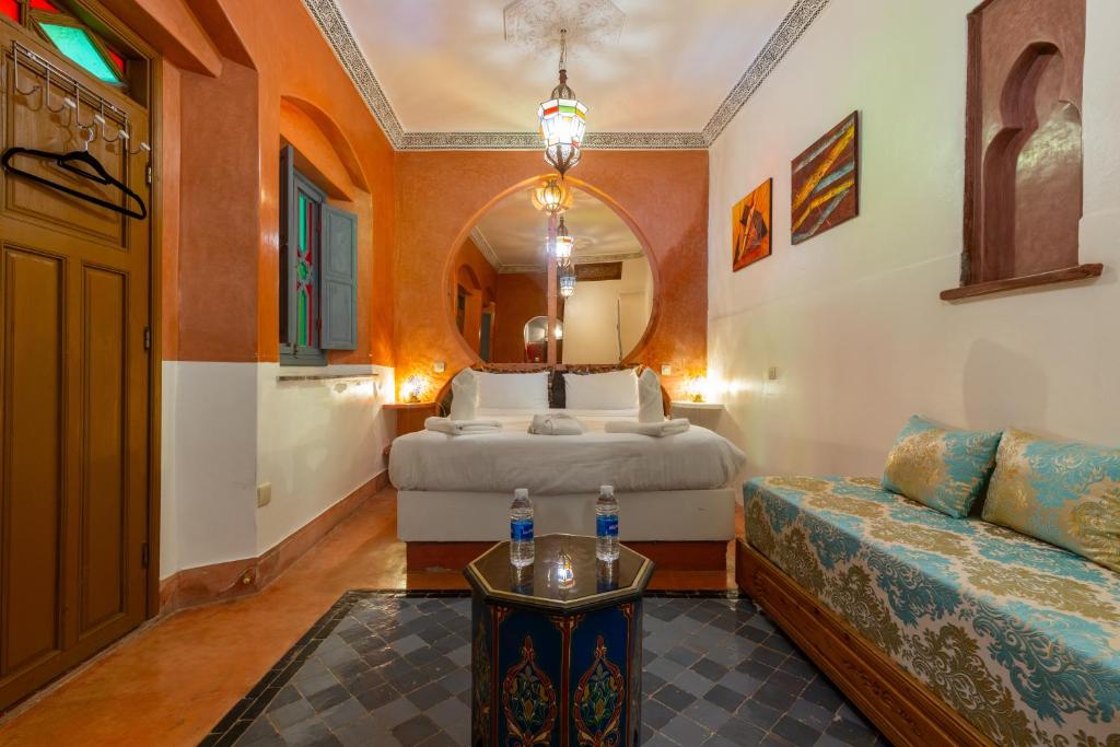 Postel nebo postele na pokoji v ubytování Riad Aicha Marrakech