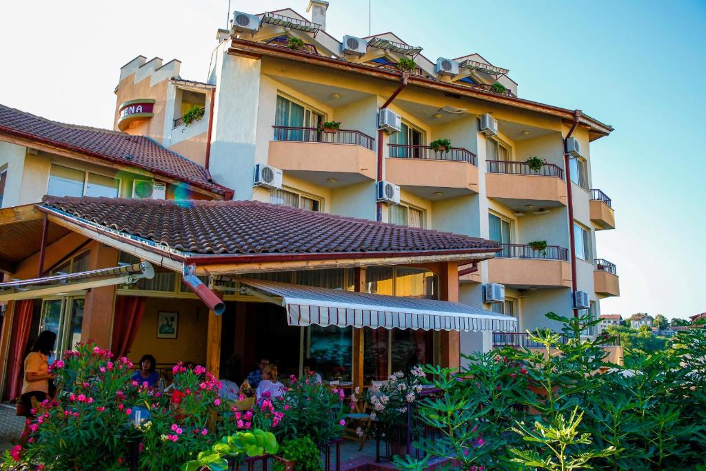 un hôtel avec des personnes assises à l'extérieur dans l'établissement Sirena Hotel, à Kranevo