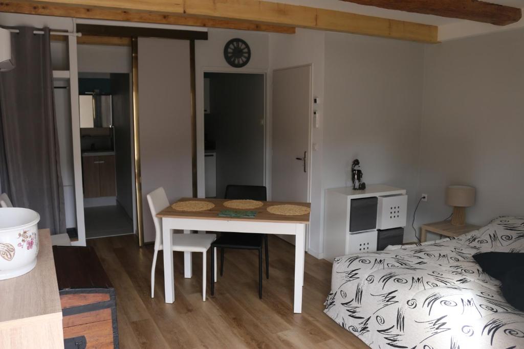 Postel nebo postele na pokoji v ubytování L'Autan sage