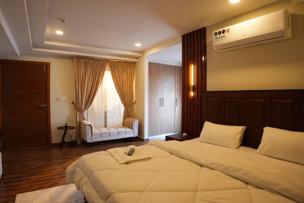 Ένα ή περισσότερα κρεβάτια σε δωμάτιο στο Fior Moonlight 1BHK