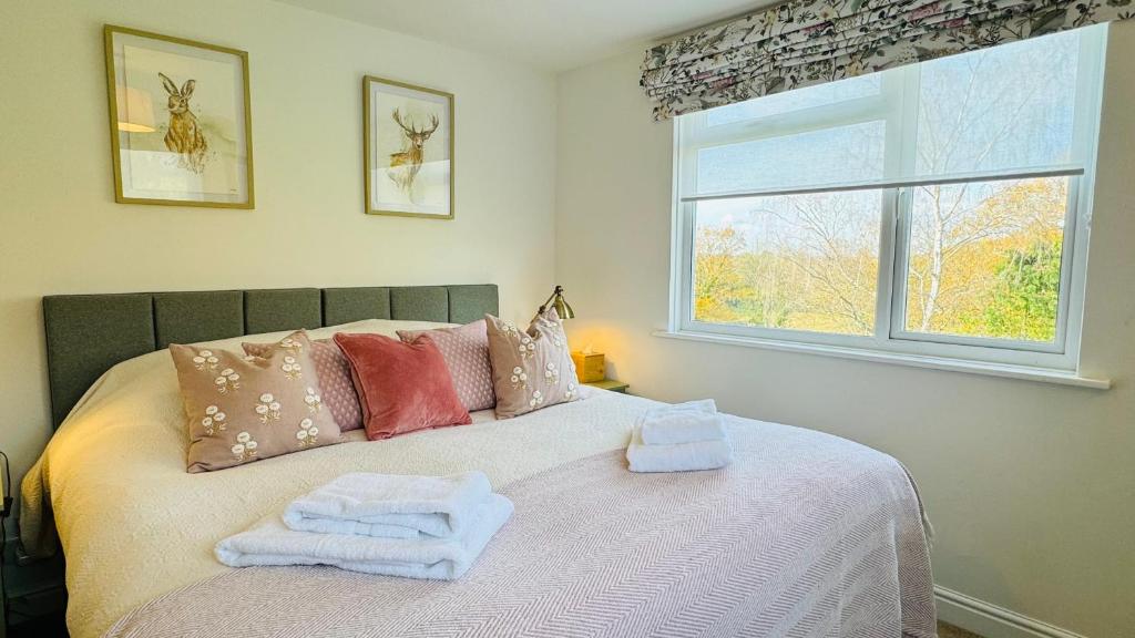 Katil atau katil-katil dalam bilik di 3 Bed Garden Spa Cottage