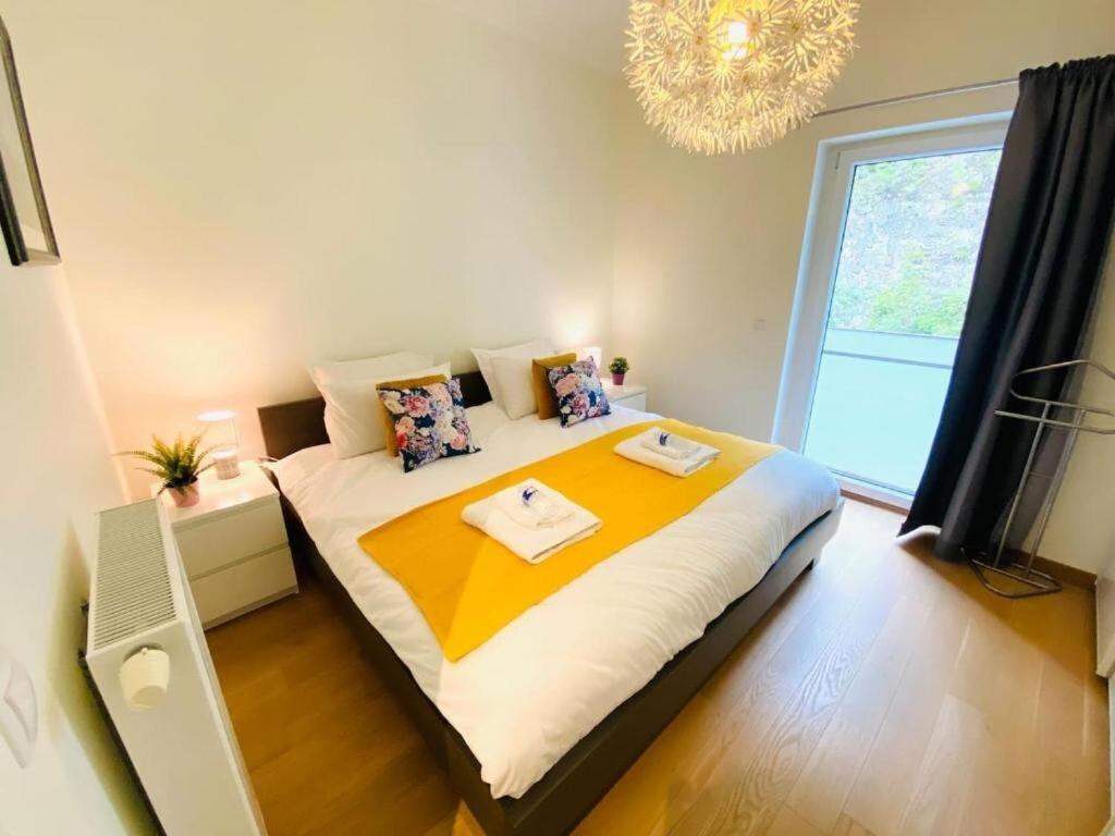 Bright and airy 3 Bedroom with terrace&parking - Resim 2