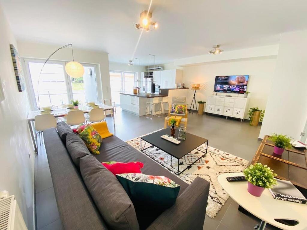 Bright and airy 3 Bedroom with terrace&parking - Resim 4