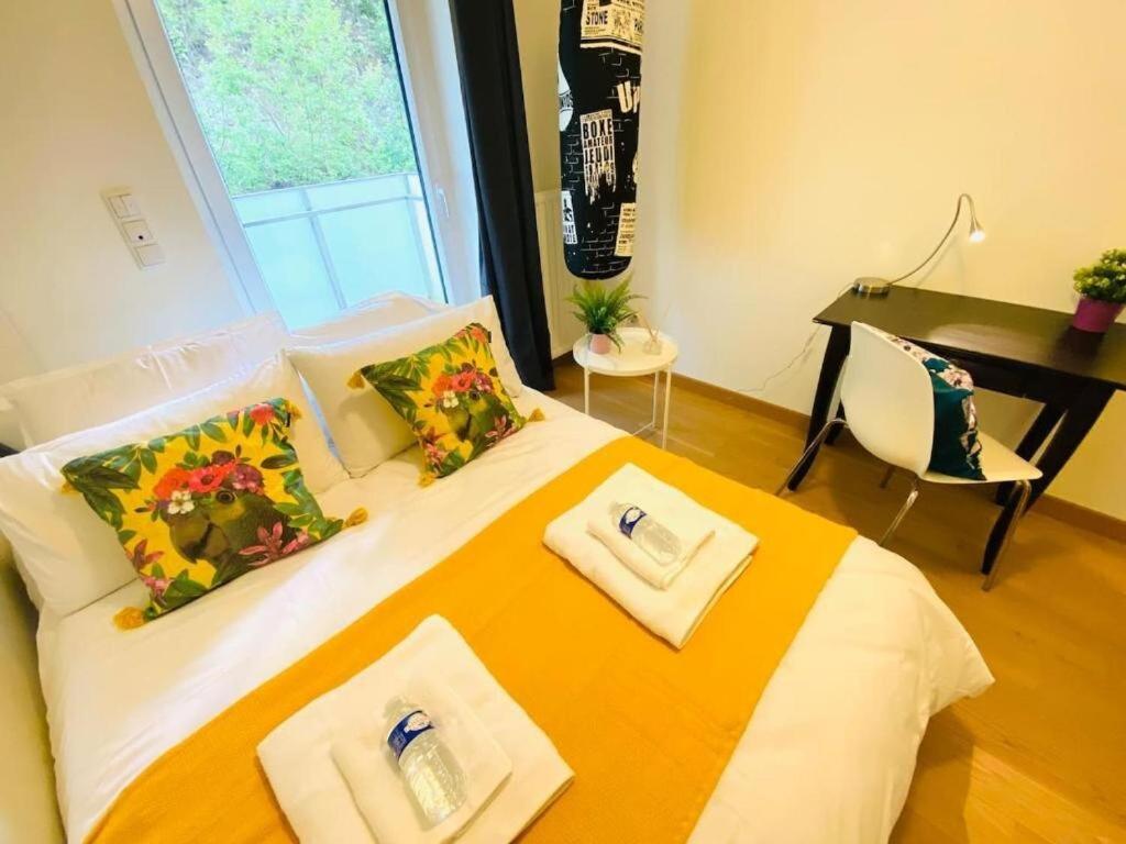 Bright and airy 3 Bedroom with terrace&parking - Resim 14