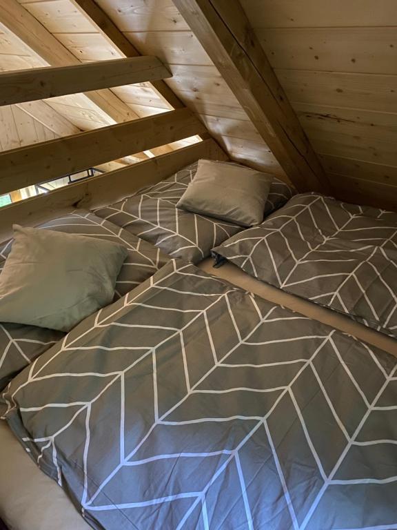 Tempat tidur dalam kamar di Tiny Resort Chotěvice 2