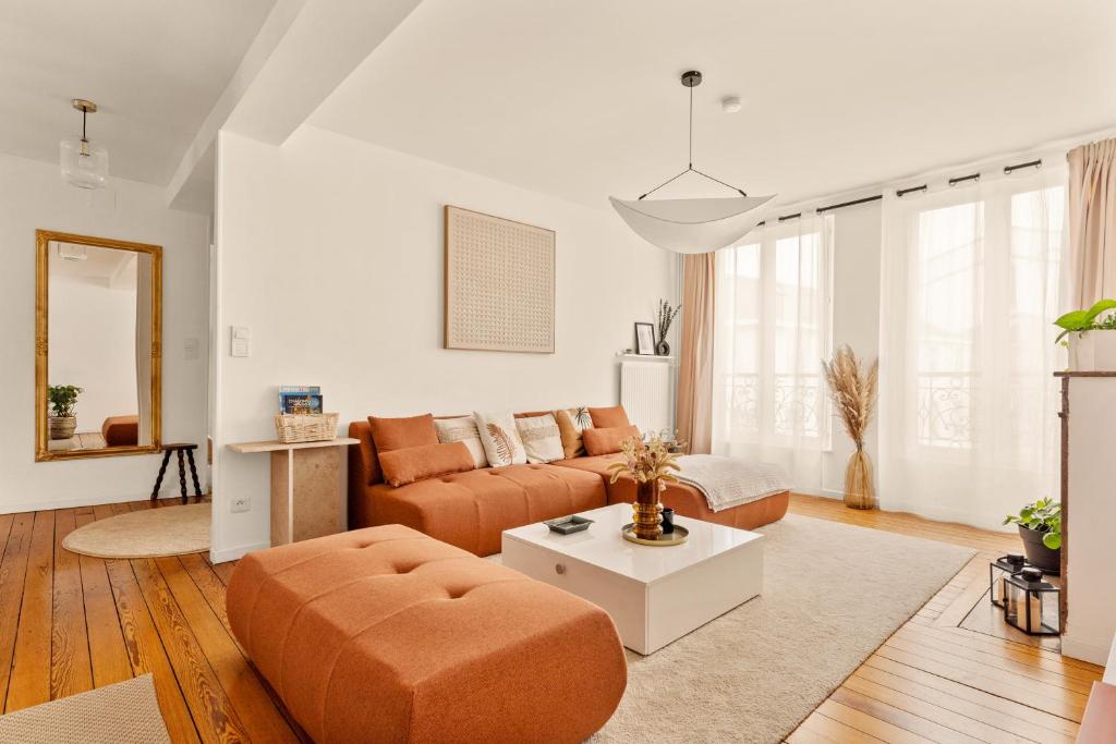 un salon avec un canapé et une table dans l'établissement Champagne Escapade - Grand Duplex Hyper Centre, à Châlons-en-Champagne