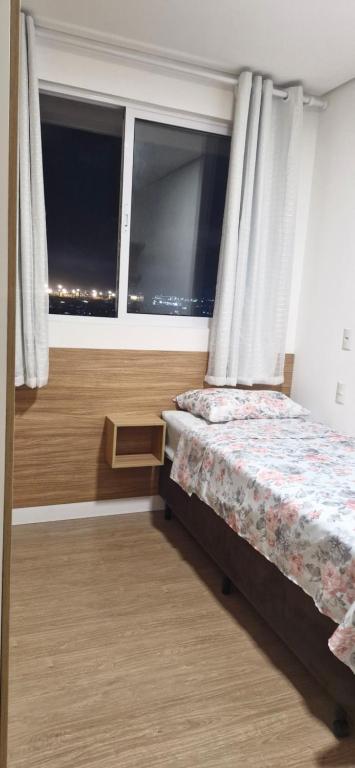 Кровать или кровати в номере Lindo Apt para Temporada 50 m da Praia Vista Mar