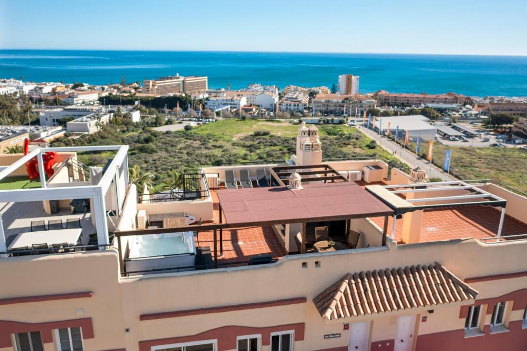 una vista desde el tejado de un edificio en Casa Feliz Penthouse by Mabiente Properties, en La Cala de Mijas