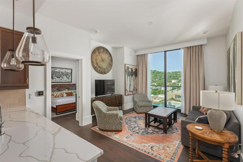 Posezení v ubytování The Views Over Pack Square