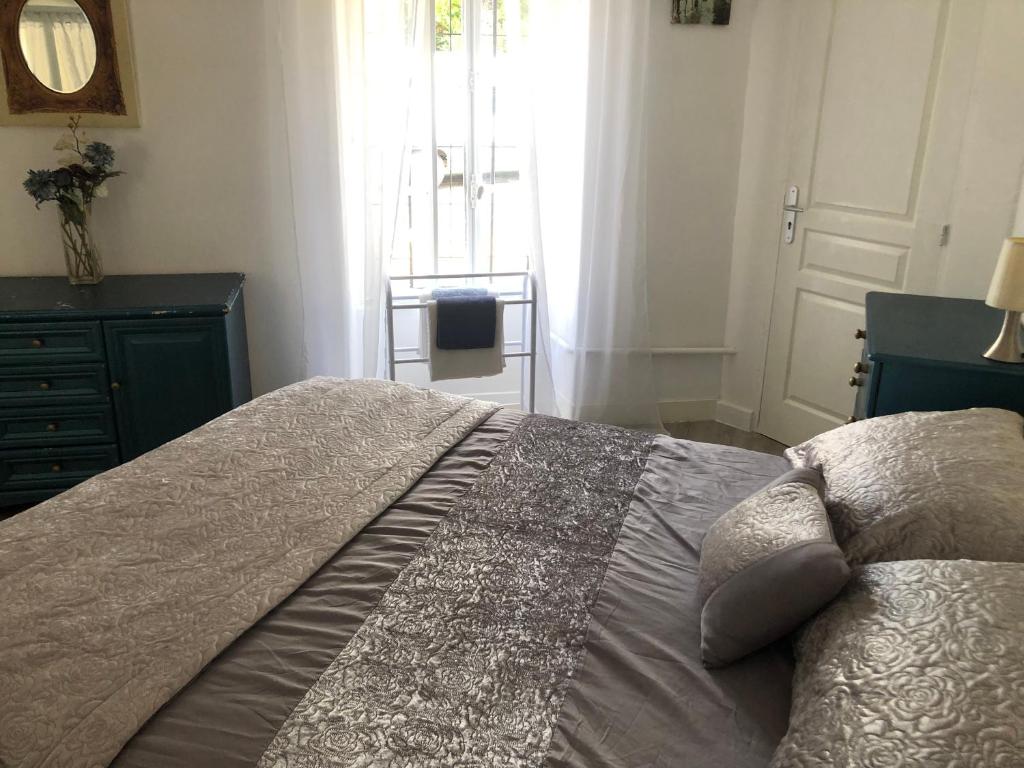 Łóżko lub łóżka w pokoju w obiekcie Gîte des Lavandes