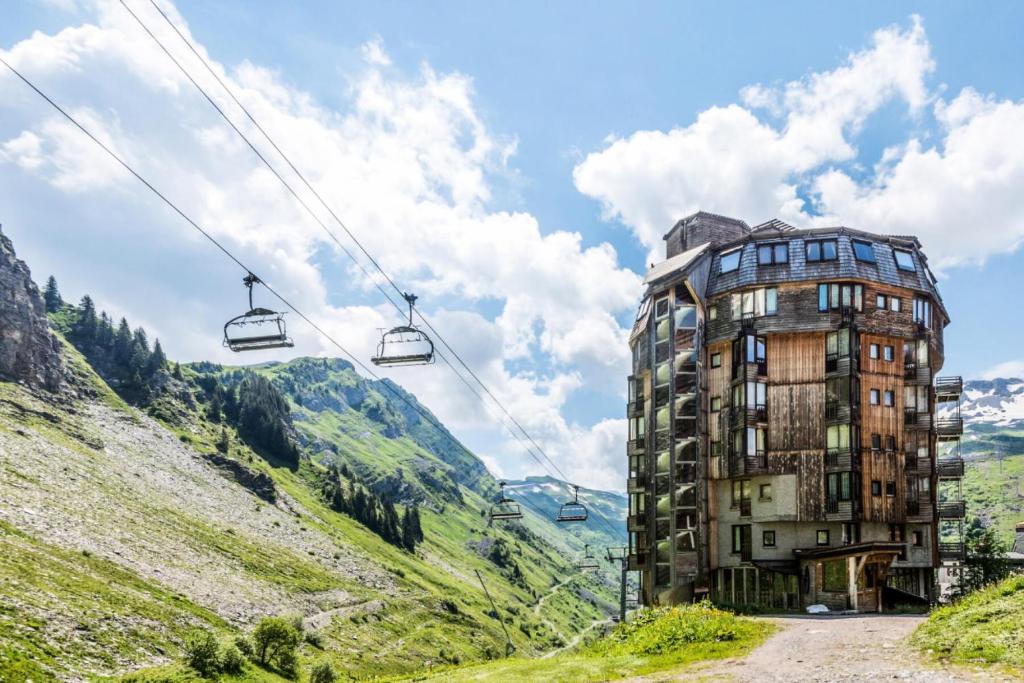 un bâtiment sur une colline avec une remontée mécanique dans l'établissement Résidence Les Ruches - maeva Home - Studio 4 personnes - Sélection MAE-9651, à Avoriaz
