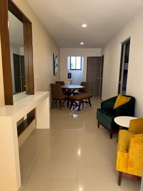 uma sala de estar com mesa e cadeiras em Hotel Faava em Mazatlán