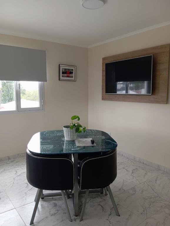 a table with a glass top in a room at Queen Apart in Río Gallegos