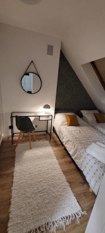 Ένα ή περισσότερα κρεβάτια σε δωμάτιο στο Apartament z widokiem na Twierdzę Kłodzką