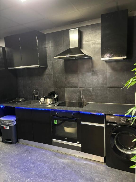 una cucina con fornelli e lavello di Love&love room a Les Clayes-sous-Bois