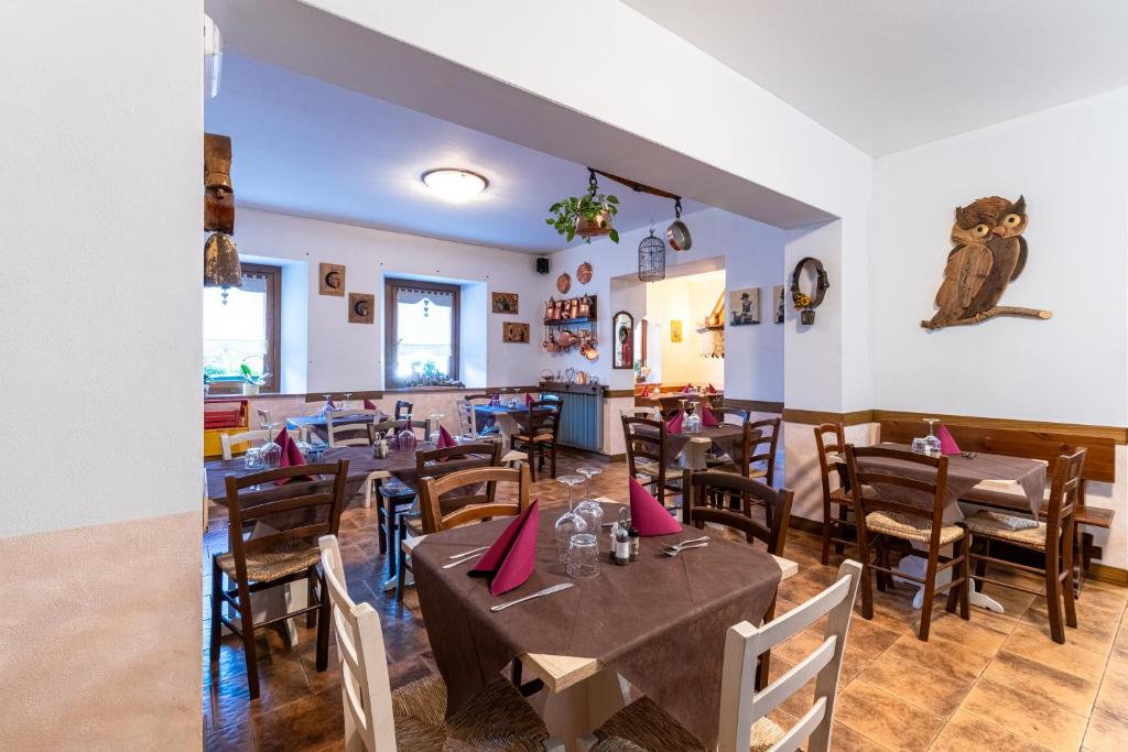 Posezení v ubytování Albergo Alle Alpi