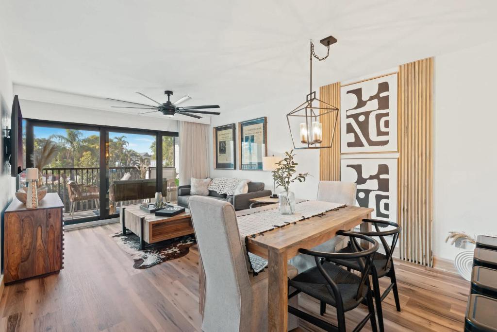 Et opholdsområde på Spend Your Vacation in Luxury with Pool Views