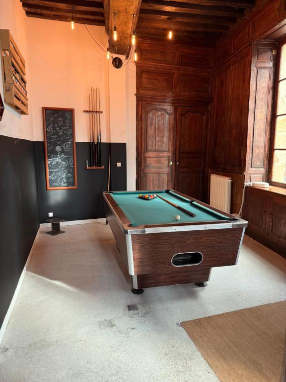 a large room with a pool table in it at Gîte L'Atelier in Avallon