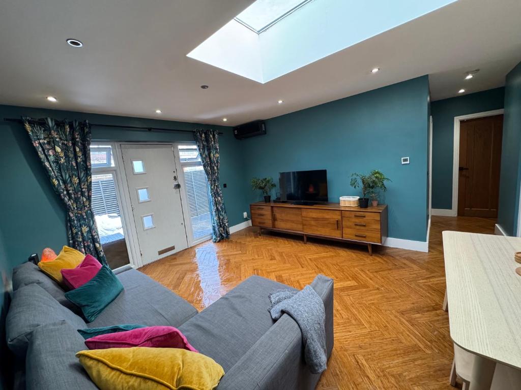 a living room with a couch and a tv at Streatham House - 2 Bedroom - Sleeps 6 - Free WiFi in Streatham Vale