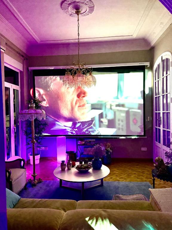 Televízia a/alebo spoločenská miestnosť v ubytovaní El Palacete Gran Via