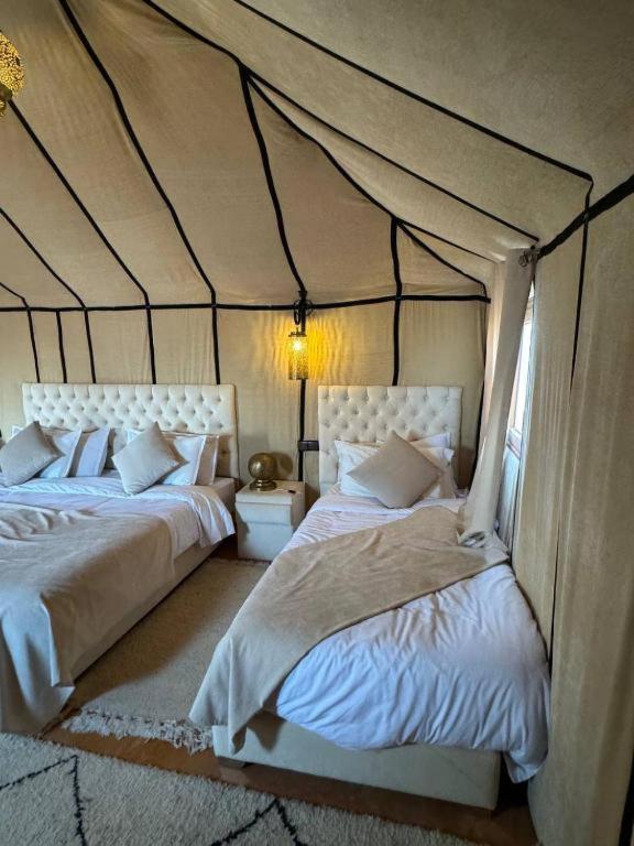 Postel nebo postele na pokoji v ubytování Merzouga Sahara Top Camp