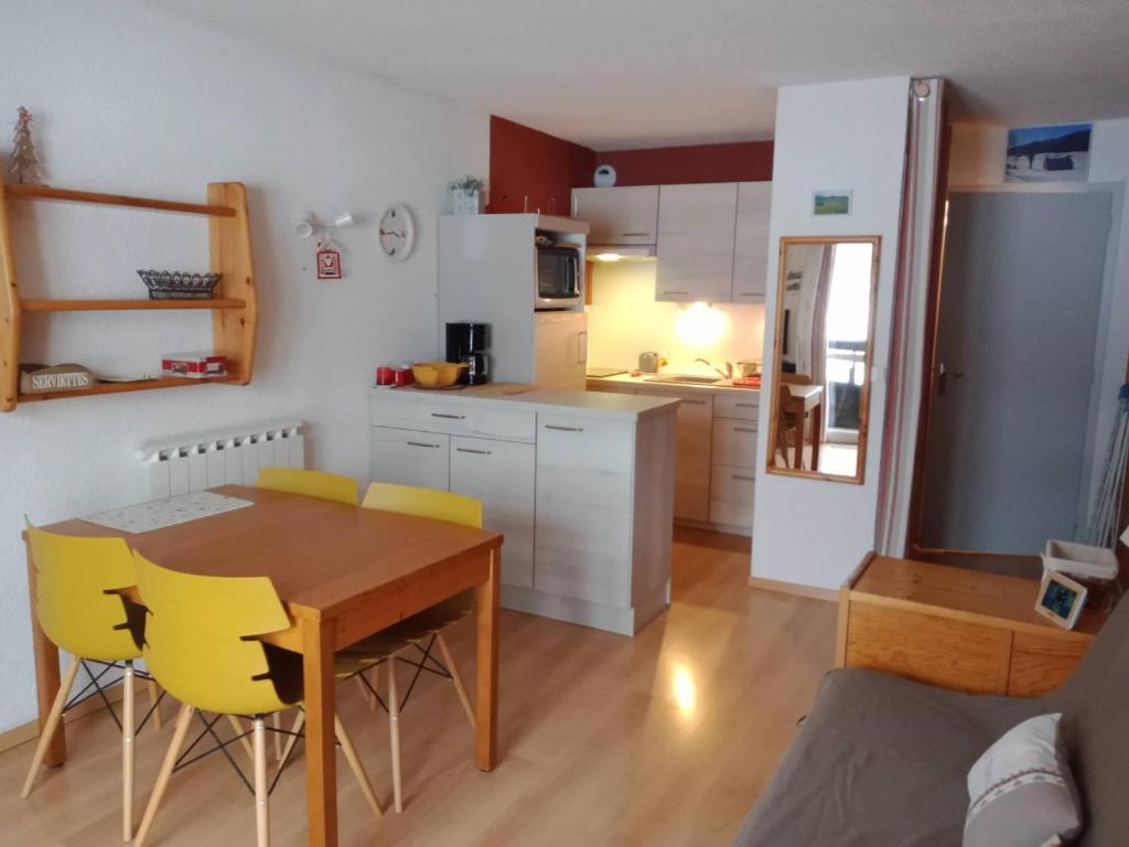 Kuchyň nebo kuchyňský kout v ubytování Appartement cosy, 5 pers, proche pistes - FR-1-737-32