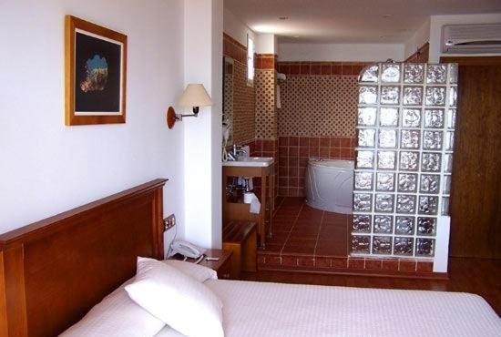 Posteľ alebo postele v izbe v ubytovaní Hotel Donde Caparrós