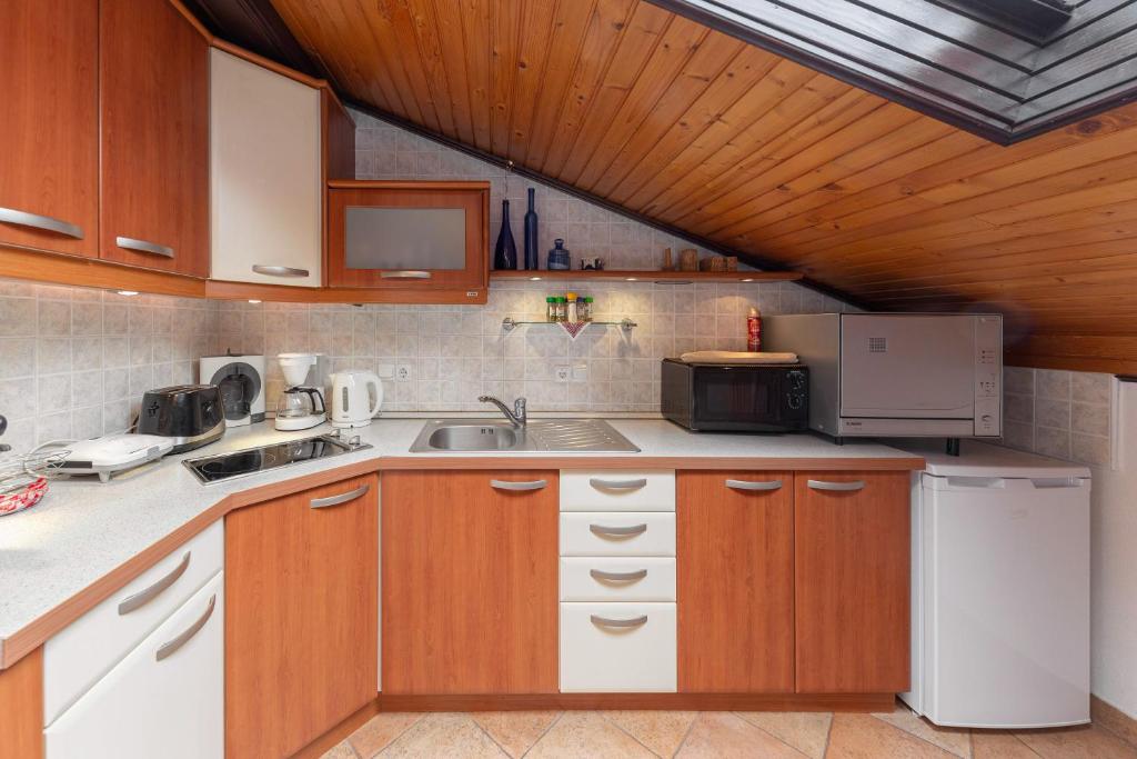 Kuchyň nebo kuchyňský kout v ubytování Apartment MaLa
