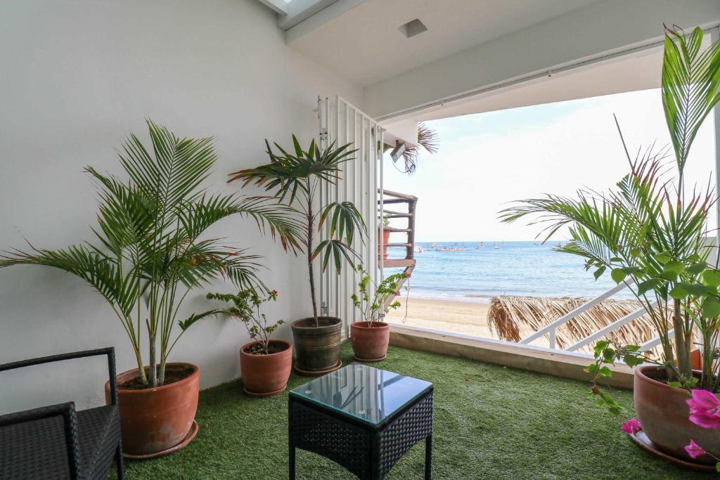 マンコラにあるMarina by Wynwood Houseの鉢植えの植物が植えられた海の景色を望むお部屋