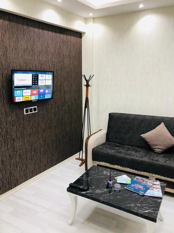 TV a/nebo společenská místnost v ubytování Uyu Room Uşak Otel