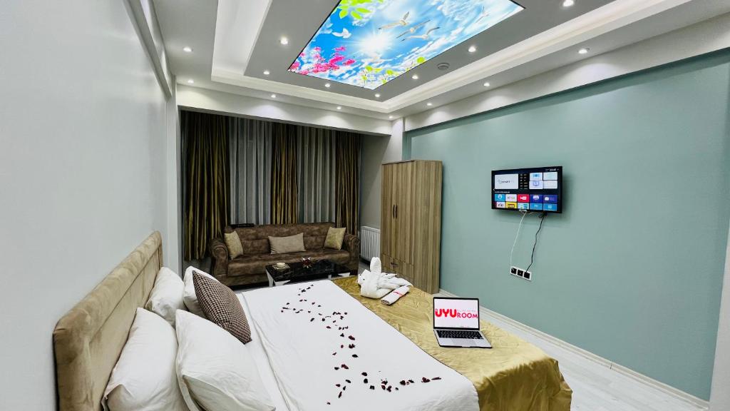 TV a/nebo společenská místnost v ubytování Uyu Room Uşak Otel