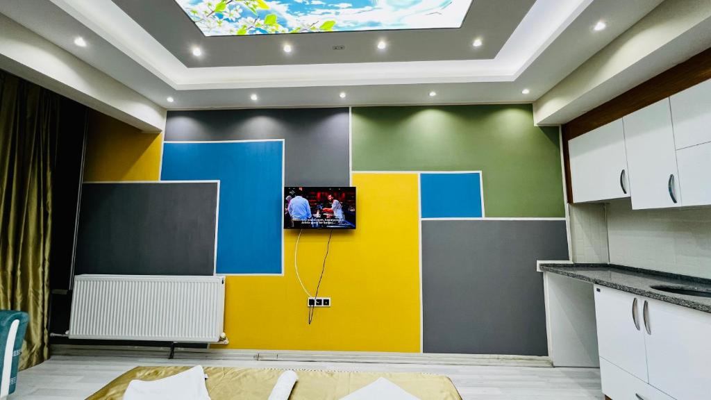 TV a/nebo společenská místnost v ubytování Uyu Room Uşak Otel